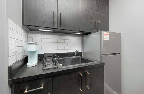 Jacksonville House | Cozy Townhouse w/EV Charger & Workspace