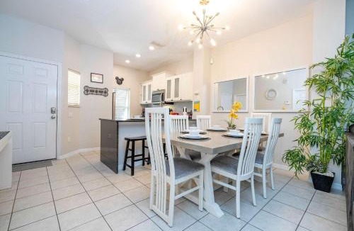 Bellavida House | Cozy Townhouse with Private Pool in Kissimmee