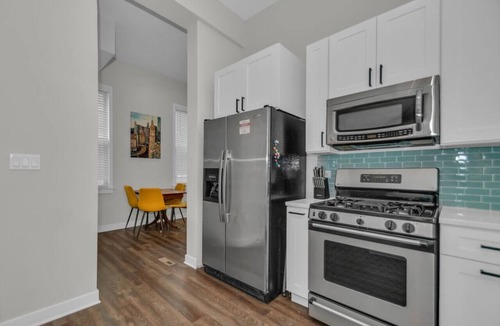 North Center Apartment | Cozy Train Vibes + Rare Parking x3
