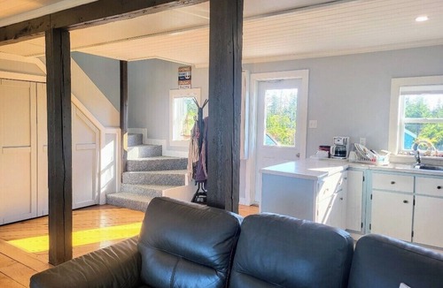 Ingomar Cottage | Cozy, tranquil waterfront retreat with a stunning oceanfront view in the pines.