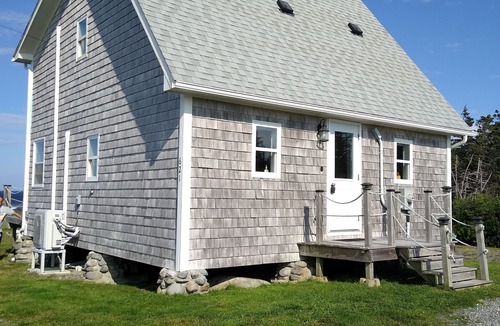 Ingomar Cottage | Cozy, tranquil waterfront retreat with a stunning oceanfront view in the pines.