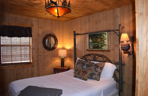 Walnut Shade Resort | Cozy Tree house Cabin -Mins. from Branson-bfst-hot tub-winery-brewery