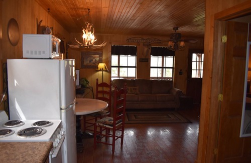 Walnut Shade Resort | Cozy Tree house Cabin -Mins. from Branson-bfst-hot tub-winery-brewery