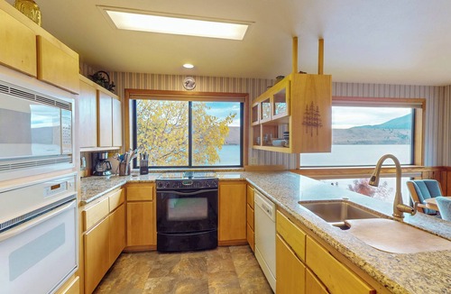 Joseph House | Cozy Tree House Lake Retreat – Warm, Scenic Family Getaway with Peaceful Views, Easy Wallowa Lake Access. 3 Story home!