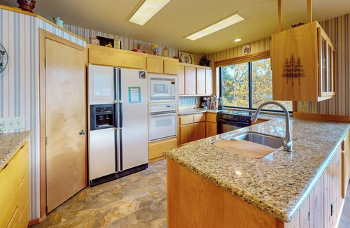 Joseph House | Cozy Tree House Lake Retreat – Warm, Scenic Family Getaway with Peaceful Views, Easy Wallowa Lake Access. 3 Story home!