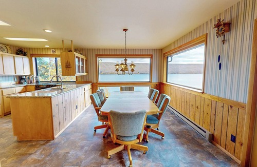 Joseph House | Cozy Tree House Lake Retreat – Warm, Scenic Family Getaway with Peaceful Views, Easy Wallowa Lake Access. 3 Story home!