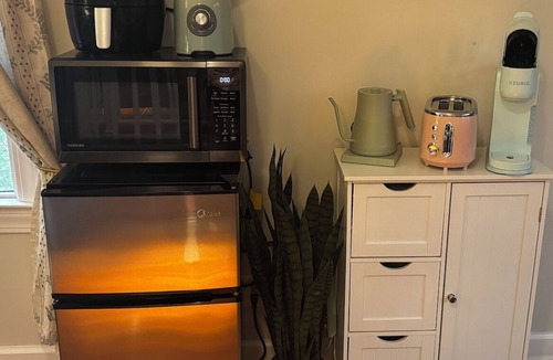 Indian Hills Apartment | Cozy Tree-Lined Carriage Home - Stay in Serenity!