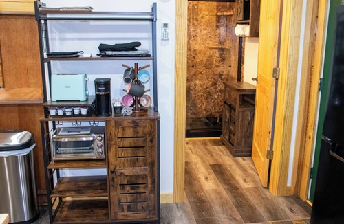 Hot Springs Cabin | Cozy Treehouse For 2 | Outdoor Spa Tub + Fire Pit