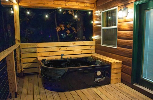 Hot Springs Cabin | Cozy Treehouse For 2 | Outdoor Spa Tub + Fire Pit