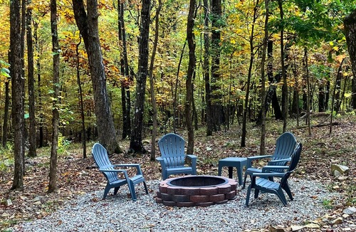 Hot Springs Cabin | Cozy Treehouse For 2 | Outdoor Spa Tub + Fire Pit