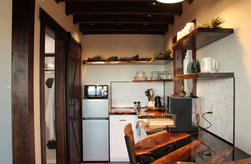 Stanardsville Cabin | Cozy Treehouse in charming Stanardsville with WiFi, Heating/AC, Hot Tub! n