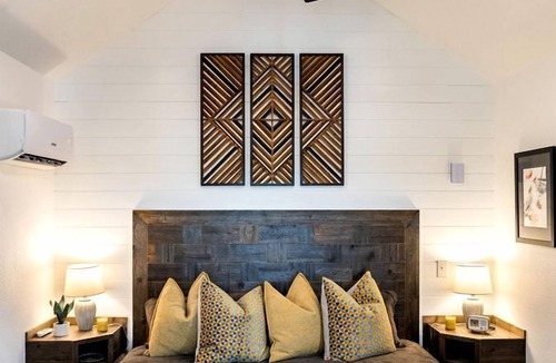 Elm Mott Cabin | Cozy Treehouse near Magnolia, Texas, for Romantic Glamping Getaways