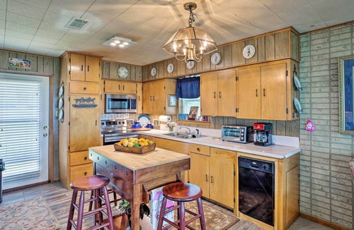 Tool Cabin | Cozy Trinidad Cabin on Cedar Creek Lake!
