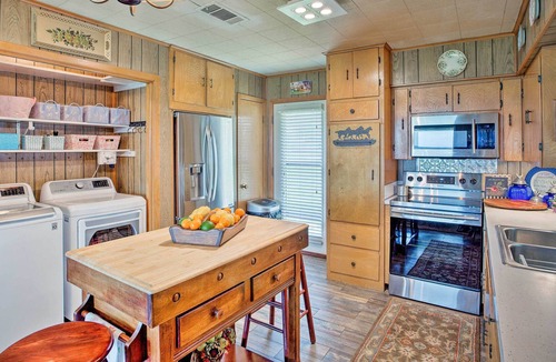 Tool Cabin | Cozy Trinidad Cabin on Cedar Creek Lake!