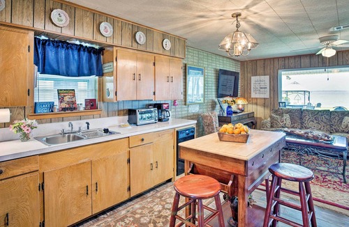 Tool Cabin | Cozy Trinidad Cabin on Cedar Creek Lake!