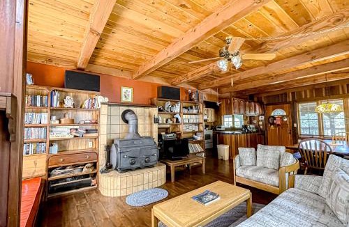 Burnt Ranch House | Cozy Trinity Cottage