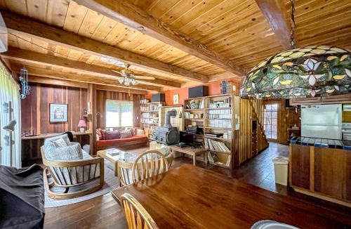 Burnt Ranch House | Cozy Trinity Cottage