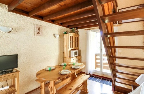 Cauterets Apartment | Cozy Triplex for 5, South-Facing with Parking, Near Ski Lifts & Amenities