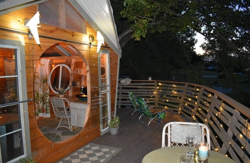 Willis House | Cozy Tropical Treehouse on Lake Conroe w/firepit, kayaks