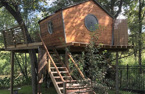 Willis House | Cozy Tropical Treehouse on Lake Conroe w/firepit, kayaks