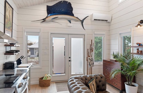 Turkey Point Cabin | Cozy Turkey Point Tiny Home 1 min walk to the beach with Jacuzzi Hottub!