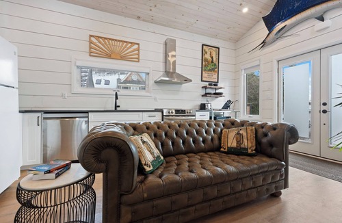 Turkey Point Cabin | Cozy Turkey Point Tiny Home 1 min walk to the beach with Jacuzzi Hottub!