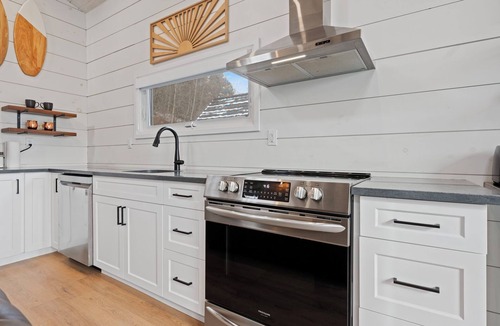 Turkey Point Cabin | Cozy Turkey Point Tiny Home 1 min walk to the beach with Jacuzzi Hottub!