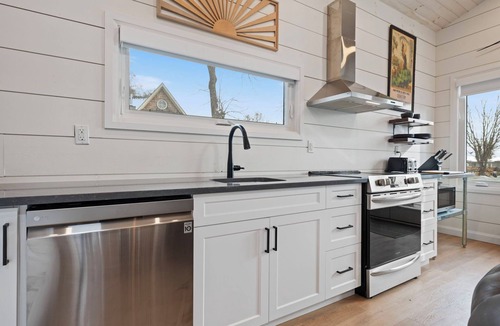 Turkey Point Cabin | Cozy Turkey Point Tiny Home 1 min walk to the beach with Jacuzzi Hottub!