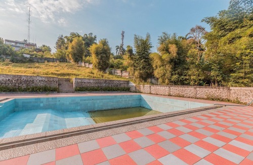Megamendung House | Cozy Twin Escape with Free WiFi and Parking