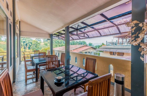 Megamendung House | Cozy Twin Escape with Free WiFi and Parking