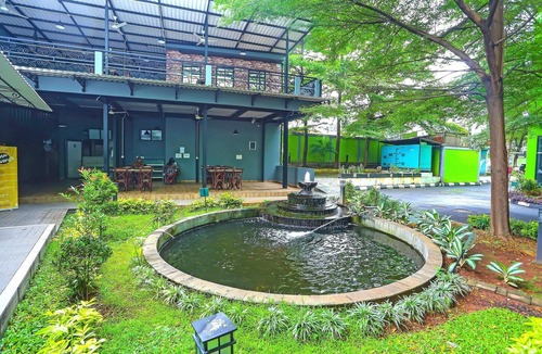 East Jakarta House | Cozy Twin Escape with Free WiFi and Parking