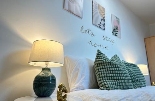 Ilkeston Apartment | Cozy Two Bedroom Apt in Central Ilkeston with Netflix and Work-ready