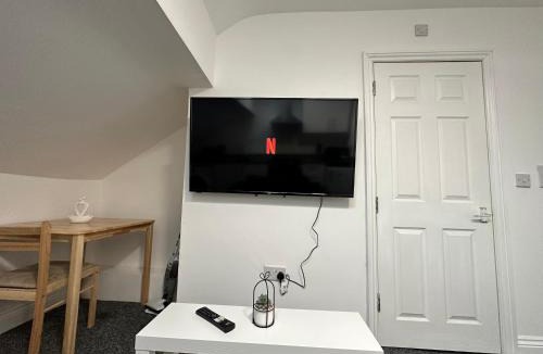 Ilkeston Apartment | Cozy Two Bedroom Apt in Central Ilkeston with Netflix and Work-ready