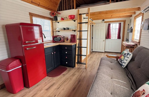 Cassville Cabin | Cozy Two Loft Tiny House Cabin near beautiful Roaring River with AC