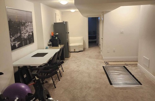 Norval Apartment | Cozy Unit (2 Rooms), King & Double Bed Perfect for Couples, Singles & Families