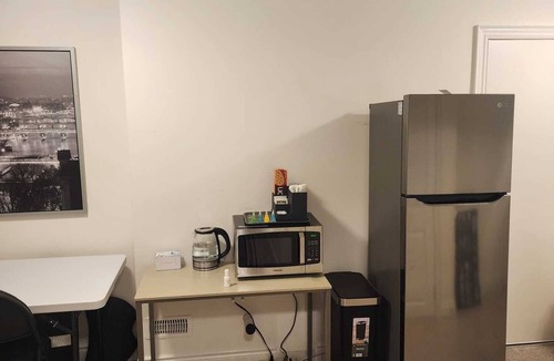 Norval Apartment | Cozy Unit (2 Rooms), King & Double Bed Perfect for Couples, Singles & Families