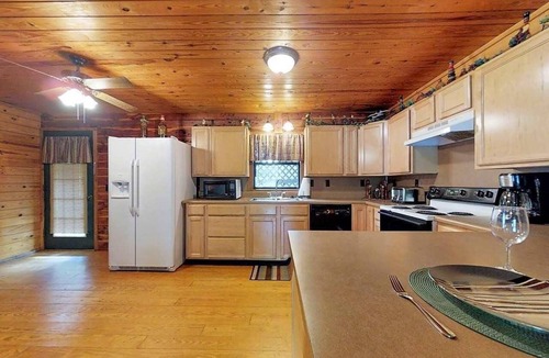 Mountain Pine House | COZY UNIT #4 WATERFRONT LOG CABIN