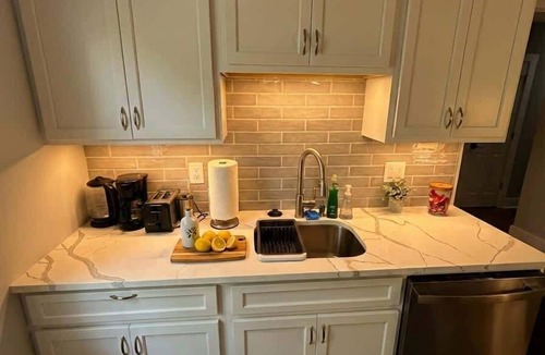 Wilmington Apartment | Cozy unit, King bed & laundry