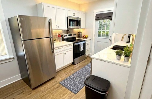 Wilmington Apartment | Cozy unit, King bed & laundry