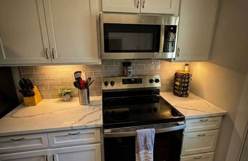 Wilmington Apartment | Cozy unit, King bed & laundry