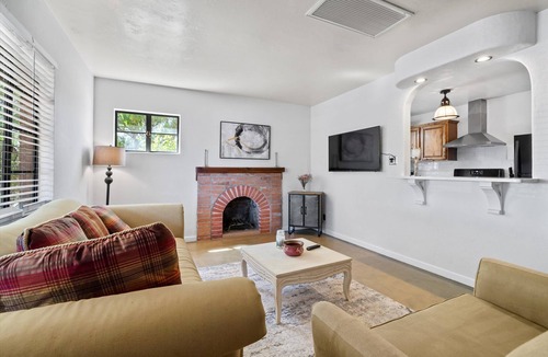 Sam Hughes House | Cozy UofA Charmer - Off St Parking!