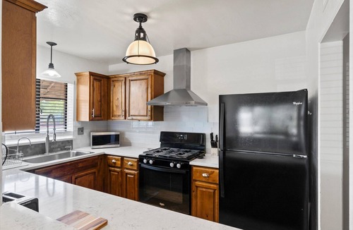 Sam Hughes House | Cozy UofA Charmer - Off St Parking!