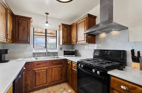 Sam Hughes House | Cozy UofA Charmer - Off St Parking!