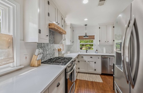 Navasota Cottage | Cozy up at Avenue Six Cottage!