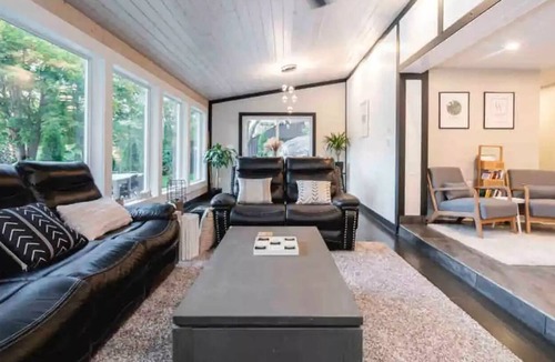 Severn Bridge House | Cozy up at this stunning and peaceful waterfront cottage <1.5hrs from GTA!