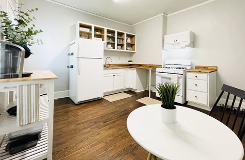 Harrisburg House | “Cozy Up” Suite