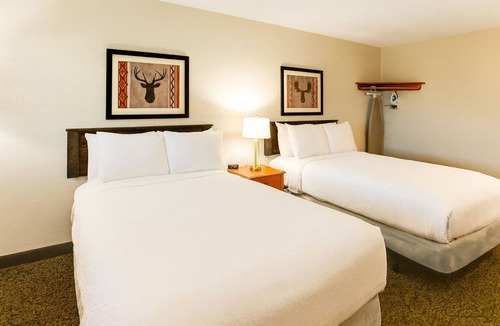 Peoria Hotel | Cozy Up with Riverside Sunsets & Award-Winning Service | 3 Units