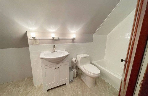 Brighton Condo | Cozy Updated 2BR Top Floor Condo w/Parking