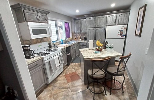 Front Park House | Cozy Updated 3-BR apartment near Peace Bridge