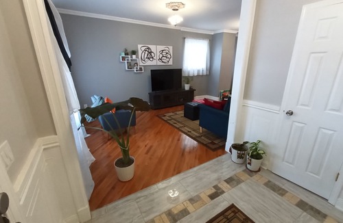 Front Park House | Cozy Updated 3-BR apartment near Peace Bridge
